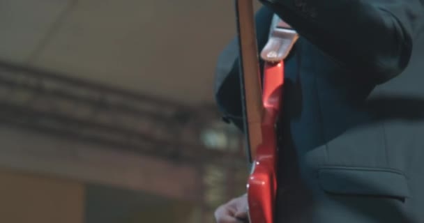 Férfi gitáros egy koncerten elektromos gitáron játszik és táncol — Stock videók