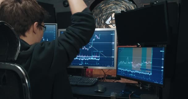 Trader in borsa, vede la crescita delle quotazioni sul grafico ed è molto felice — Video Stock