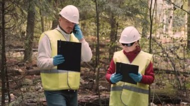 Erkek ve kadın çevreciler suç belgesi - orman kirliliği ve para cezası