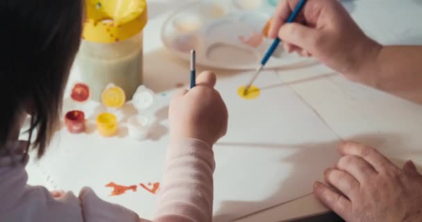 Handledare för att utveckla cirkel för barn drar tillsammans med barn med färger — Stockvideo
