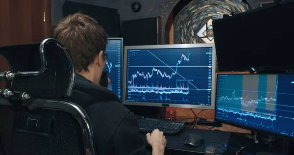 Homem comerciante, freelancer na bolsa de valores comércios opções no computador doméstico — Fotografia de Stock