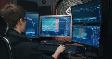 İnsan tüccarı, borsada serbest çalışan ev bilgisayarında alım satım opsiyonları.