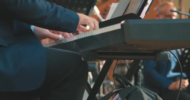 Großaufnahme von Menschenhänden, die auf einem Synthesizer im Konzert spielen. Konzept der Live-Musik — Stockvideo