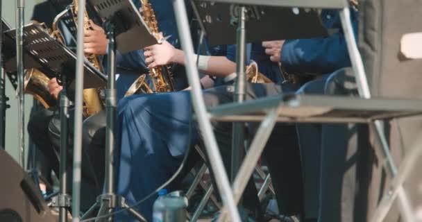 Brass-bandet spiller jazzmusikk på konsert. Det er musikk med noteark. – stockvideo