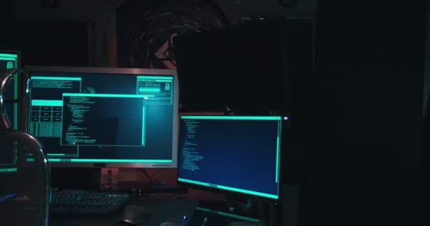 Hacker-Arbeitsplatz hat drei Monitore, der Raum ist dunkel, es gibt keine Menschen — Stockvideo