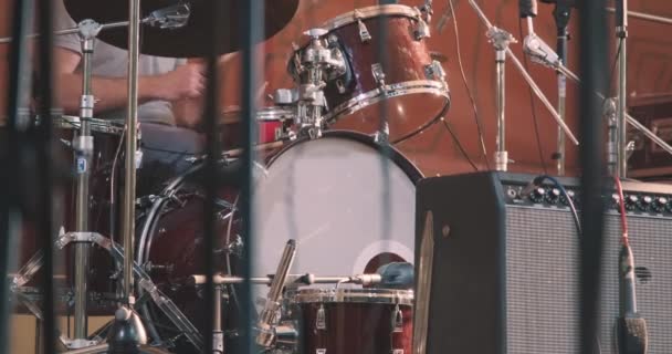 Concert, a man playing the drums, a multicolored light flashes — Stock Video