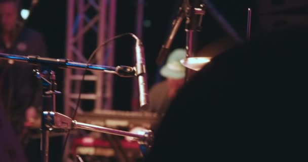 Concierto, un hombre tocando la batería, una luz multicolor parpadea — Vídeos de Stock