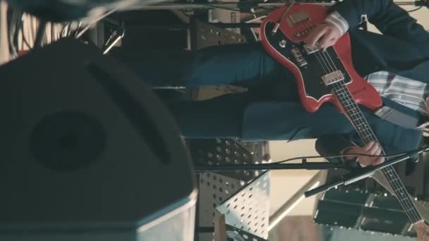 Homme guitariste à un concert joue une guitare électrique et danse. Écran vertical — Video