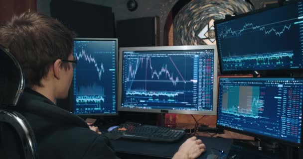 Человек трейдер на фондовой бирже видит падение котировочного графика и становится очень расстроен — стоковое видео