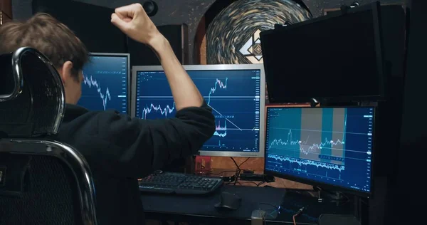 Borsada borsa simsarı, fiyatların arttığını görüyor ve çok mutlu.