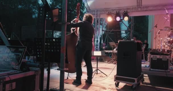Vit man på konsert spelar jazz och blues på kontrabas utan båge — Stockvideo