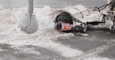 Yuvarlak fırçalı kar küreme yolu temizliyor, otomobil yolunu temizliyor.