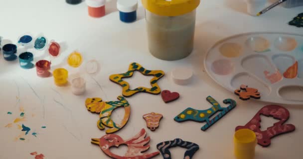 Barn med mormor målar hemgjorda julgran leksaker gjorda till jul — Stockvideo