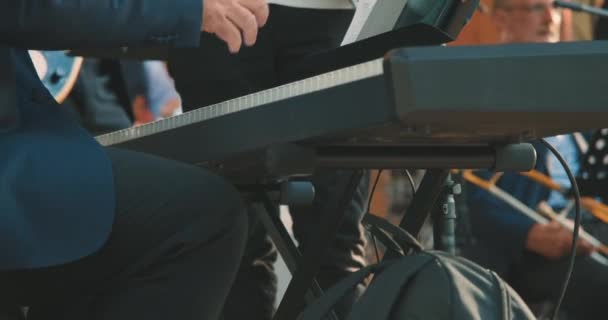 Close-up van mensenhanden die een synthesizer spelen tijdens een concert. Concept van live muziek — Stockvideo