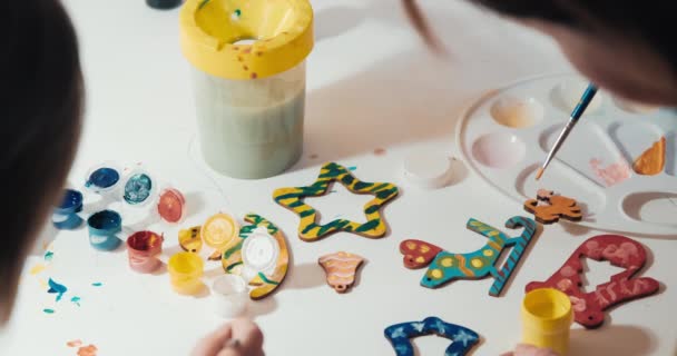 Bambino con nonna dipinge giocattoli fatti in casa albero di Natale fatto per Natale — Video Stock