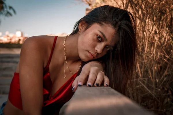 Chica Parque Caminando Mirando Cámara Sentado Pie Con Naturaleza Fondo — Foto de Stock