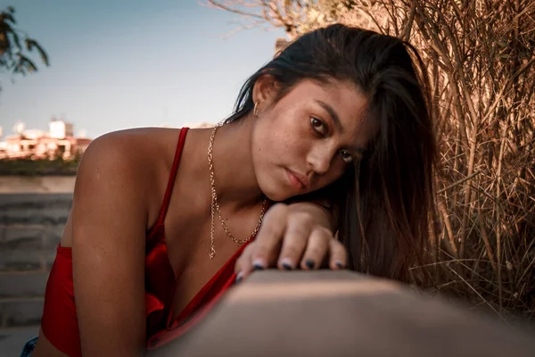 Chica Parque Caminando Mirando Cámara Sentado Pie Con Naturaleza Fondo — Foto de Stock