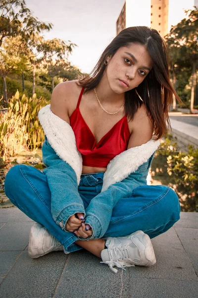 Menina Parque Andando Olhando Para Câmera Sentada Com Natureza Fundo — Fotografia de Stock