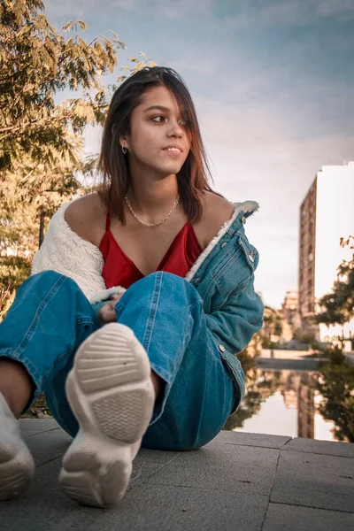 Menina Parque Andando Olhando Para Câmera Sentada Com Natureza Fundo — Fotografia de Stock