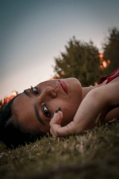 Lány Parkban Séta Nézi Kamerát Áll Természettel Háttérben Jogdíjmentes Stock Képek