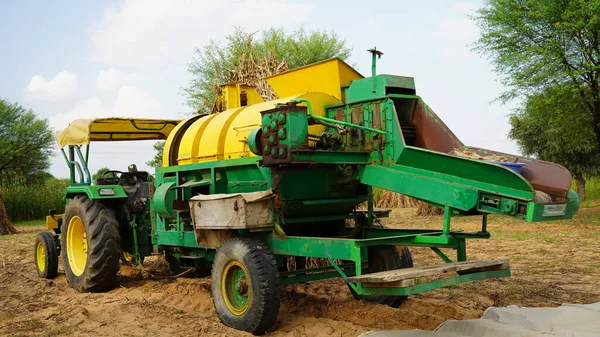 2022 Augusztus Sikar India Gabonatermelő Cséplőtraktorral Traktor Cséplőgéppel Közelkép Mezőgazdaság — Stock Fotó