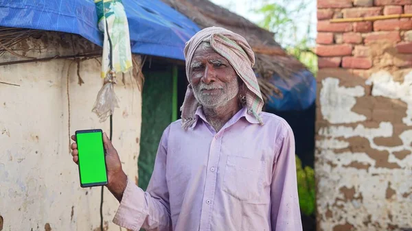 Öreg Ázsiai Férfi Mosolyog Bemutatja Zöld Képernyős Mobiltelefon Vidéki Falu — Stock Fotó