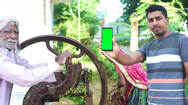 Fiatal Ázsiai Férfi Mutatja Zöld Képernyős Mobiltelefon Vidéki Falu Élet — Stock Fotó