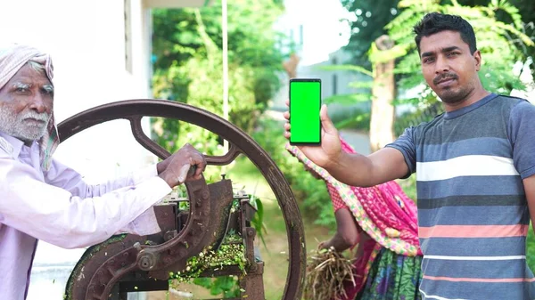 Joven Hombre Asiático Mostrando Teléfono Celular Pantalla Verde Con Fondo —  Fotos de Stock