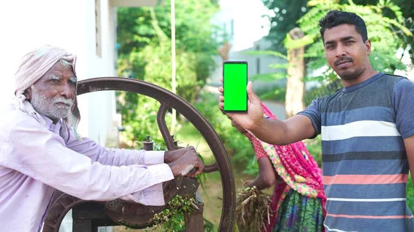 Egy Fiatal Indián Fiú Mobiltelefont Tart Képernyő Felé Mutat Mobiltelefon — Stock Fotó