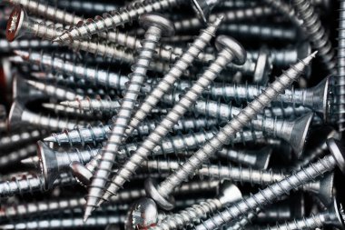 Bir yığın çok amaçlı metal vidayı kapat. Sanayi ve inşaat konsepti. Metal vida, demir vida, krom vida.