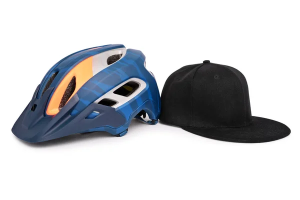 自行车头盔和一顶棒球帽肩并肩 白色背景隔离 时装和头饰概念 — 图库照片