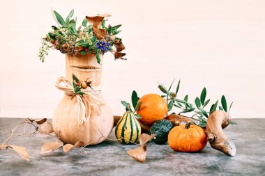 Mutlu sonbahar, kafasında kurumuş çiçek çelengi olan gülümseyen balkabağı ile sakin bir hayattır. Komik, çirkin yemekler. Şükran Günü ya da Cadılar Bayramı kutlaması. Sonbahar dekoru.