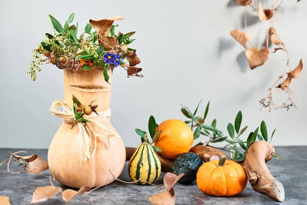 Festliches Herbststillleben Mit Lächelndem Kürbis Der Einen Kranz Aus Getrockneten — Stockfoto