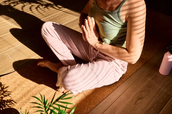 在家中练习瑜伽和冥想的女人坐在瑜伽垫上 闭着眼睛放松下来 记住冥想的概念 — 图库照片