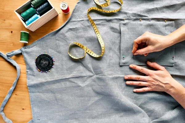 Женщина Измеряет Льняную Ткань Шитье Швеей — стоковое фото