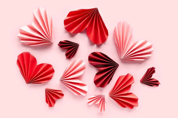 Pembe Arka Planda Kağıt Kalpler Sevgililer Günü Için Aşkın Sembolü — Stok fotoğraf