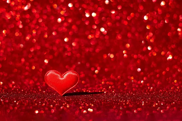 Corazón Rojo Sobre Fondo Abstracto Borroso Rojo Con Bokeh Concepto — Foto de Stock