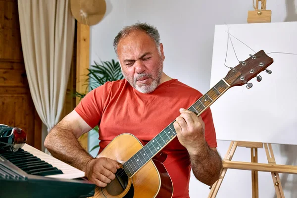 Pensive Volwassen Man Spelen Acustic Gitaar Zingen Lied Thuis Muziekhobby — Stockfoto