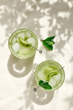 Soğuk yaz içecekleri ve içecekleri. Kivili limonata, nane ve ben.