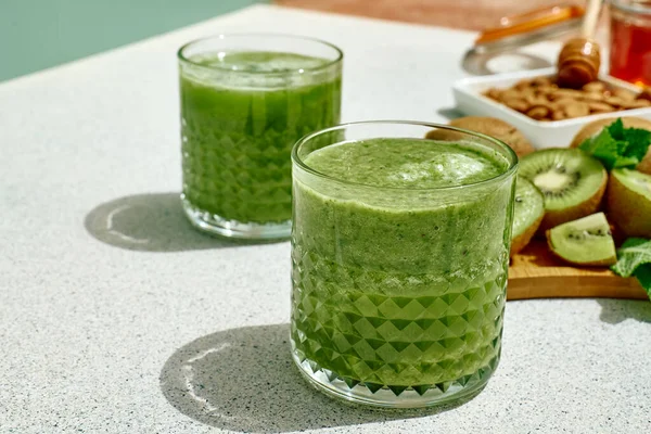Green Smoothie Kiwi Fruit Glasses Healthy Organic Drink Nutrition Alkaline — Stock Photo, Image