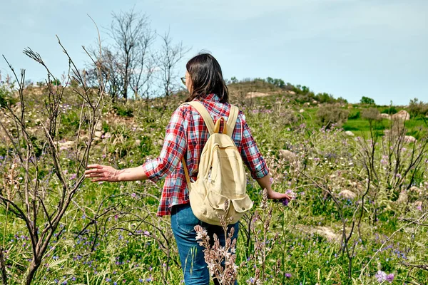 Achteraanzicht Van Een Vrouw Die Een Lenteweide Loopt Met Prachtige — Stockfoto