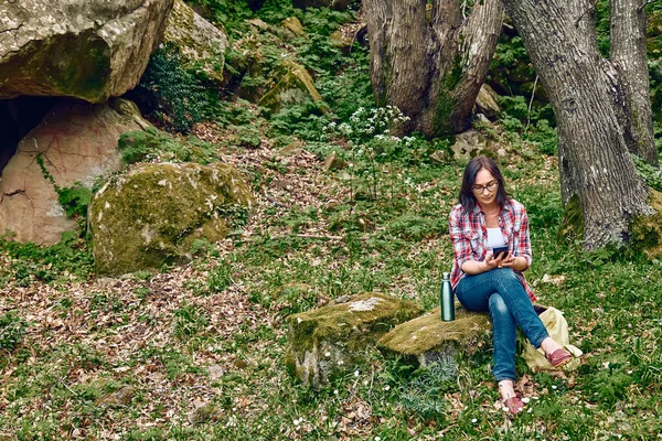 Vrouw Het Bos Een Steen Met Behulp Van Mobiele Telefoon — Stockfoto