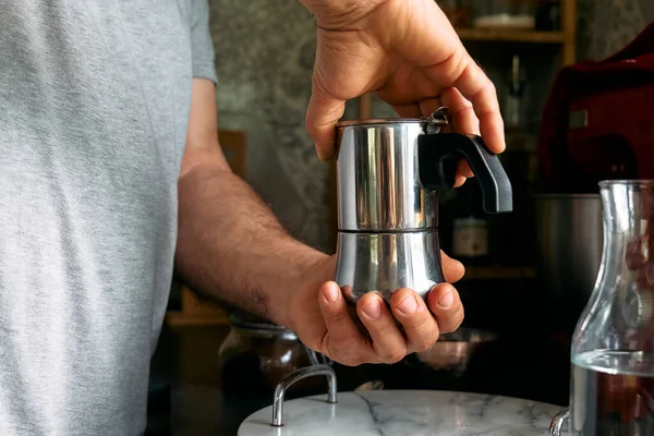 Adam mutfaktaki mocha 'da klasik İtalyan kahvesi hazırlıyor. Kahve freni. Sabah alışkanlığı.