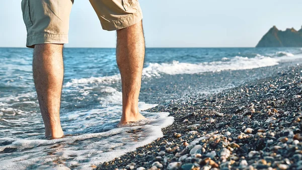 Man Korte Broek Blootsvoets Langs Kust Mannelijke Benen Loopt Kiezelstrand — Stockfoto