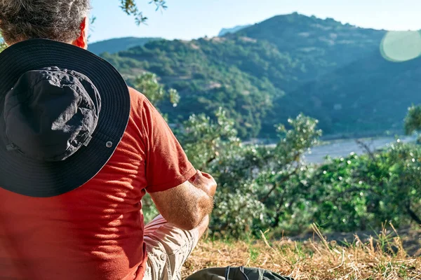 Toeristische Man Rustend Olijfgaard Mediterend Voor Uitzicht Bergen Buiten Aan — Stockfoto