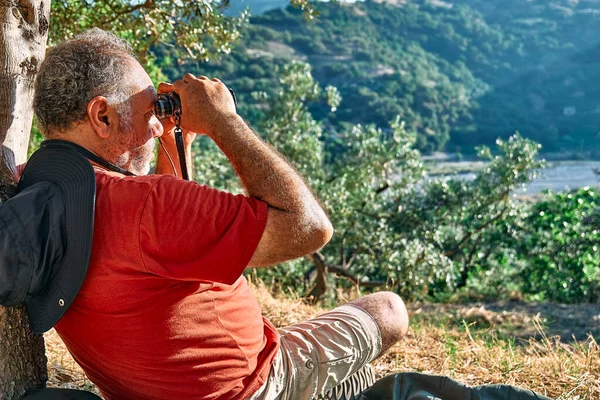 Toeristische Man Rustend Olijfgaard Kijkend Door Een Verrekijker Het Uitzicht — Stockfoto