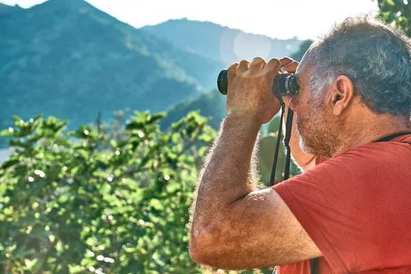 Toeristische Man Kijkt Door Een Verrekijker Het Uitzicht Bergen — Stockfoto