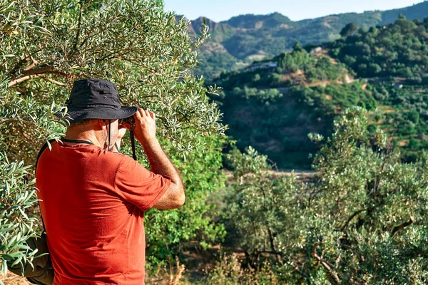 Toeristische Man Kijkt Door Een Verrekijker Het Uitzicht Bergen Reizen — Stockfoto