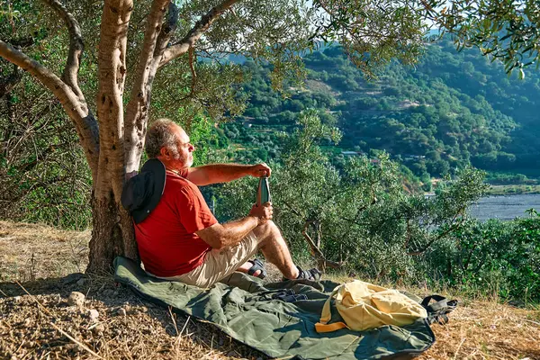 Toeristische Man Rustend Olijfgaard Drinkwater Uit Thermisch Stalen Fles Reizen — Stockfoto