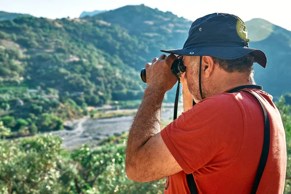 Toeristische Man Kijkt Door Een Verrekijker Het Uitzicht Bergen Reizen — Stockfoto